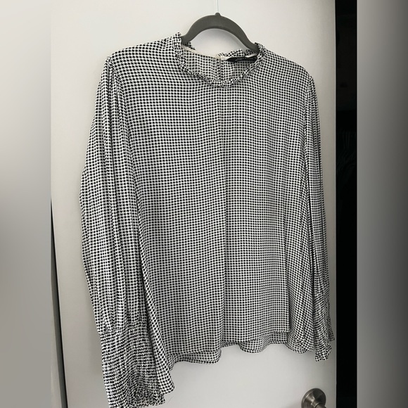Zara Black and white patterned blouse. - Picture 2 of 5